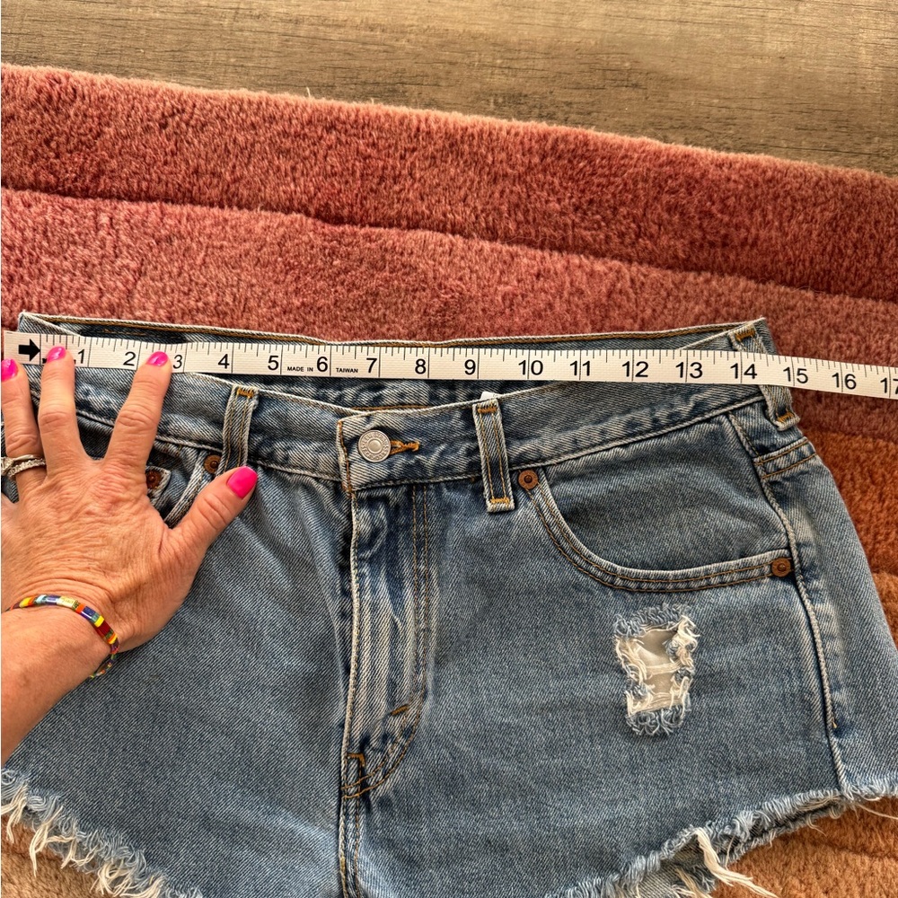 Levi’s Denim Frayed Hem Women's Shorts - Picture 3 of 7